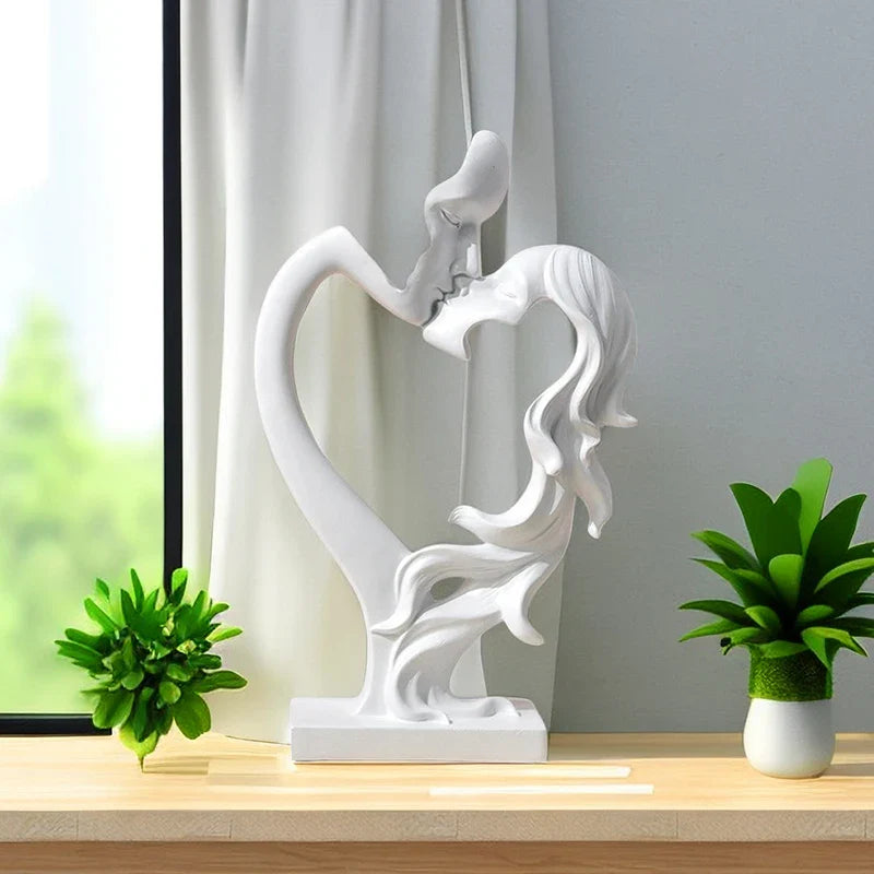 Escultura Nórdica em Resina de Casal se Beijando - Loja Sem Barreiras