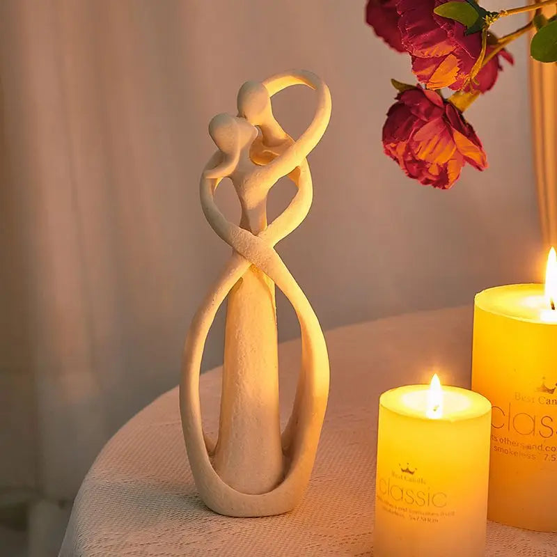 Escultura Abstrata de Casal Beijando em Resina
