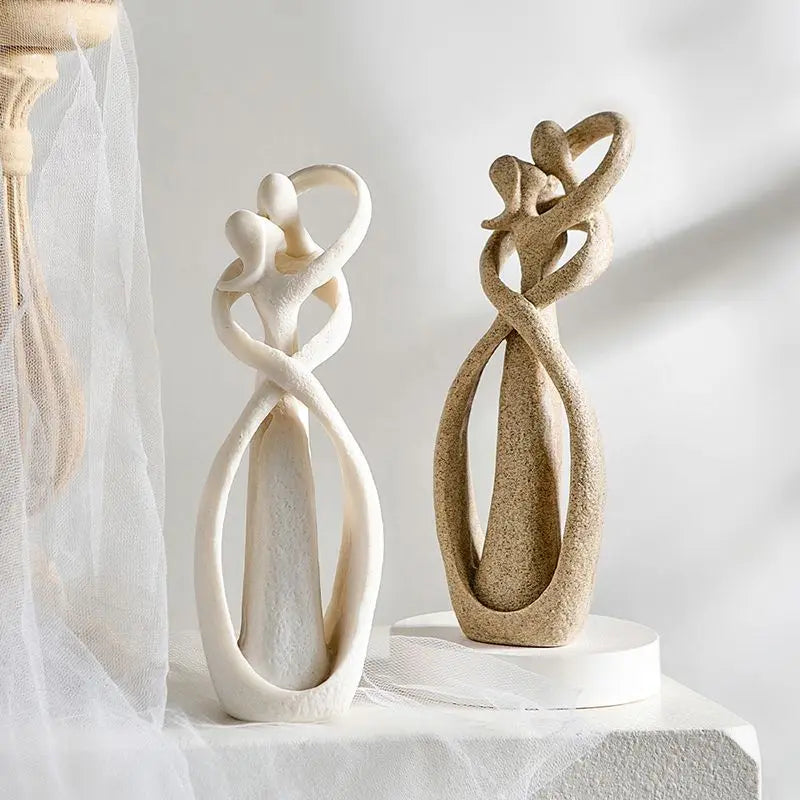 Escultura Abstrata de Casal Beijando em Resina